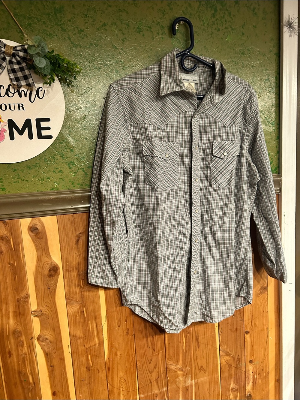 Wrangler Men’s Gray Plaid Long-Sleeve Button-Down Shirt